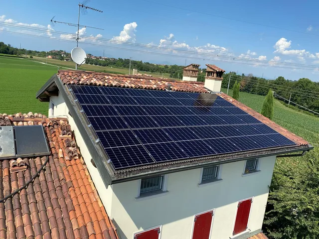 Impianto fotovoltaico sul tetto di una casa