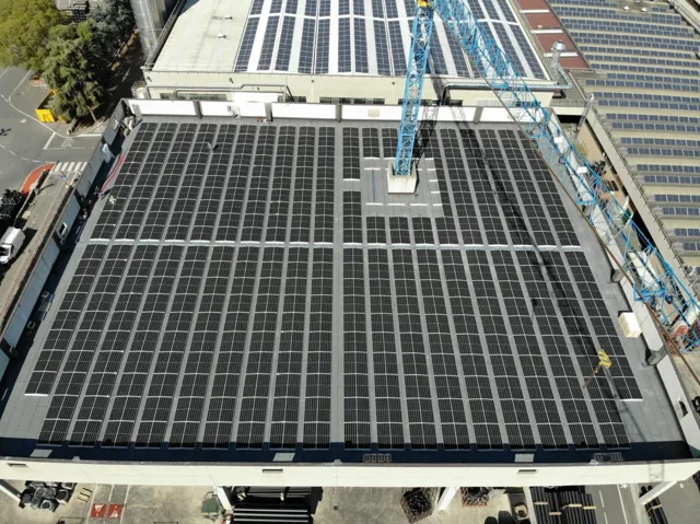Fotovoltaico sul tetto di un capannone