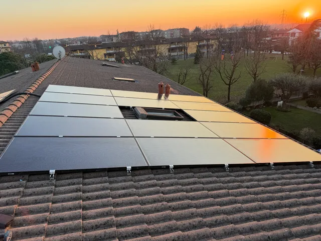 Impianto fotovoltaico su un tetto al tramonto