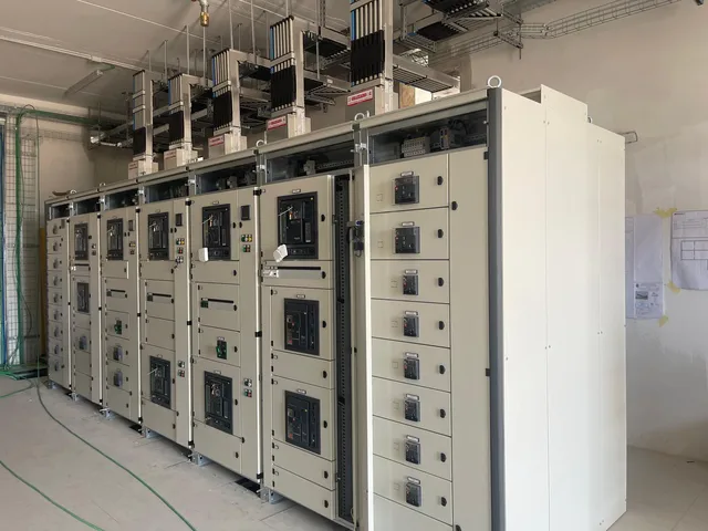 Quadri di potenza in una cabina industriale