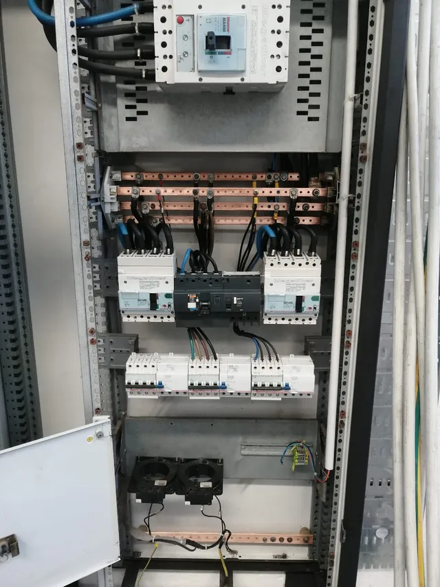 Quadro elettrico aperto durante il collaudo