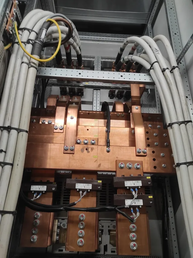 Interno di un quadro elettrico con passacavi