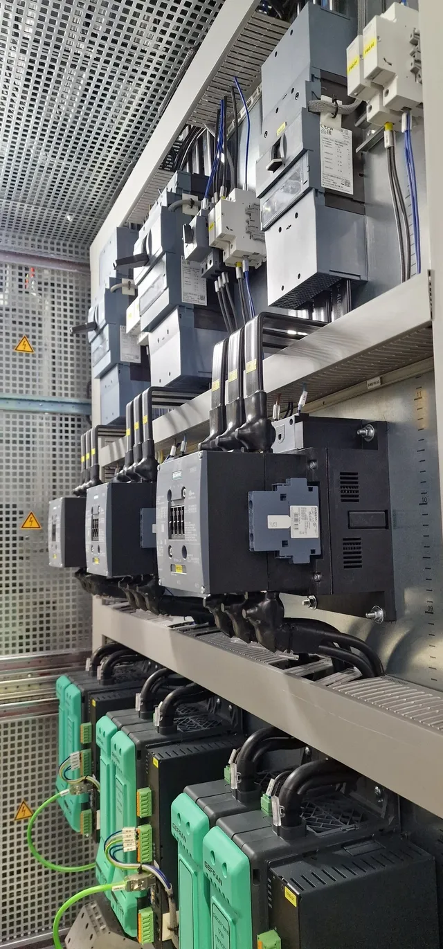 Quadro elettrico in fase di montaggio